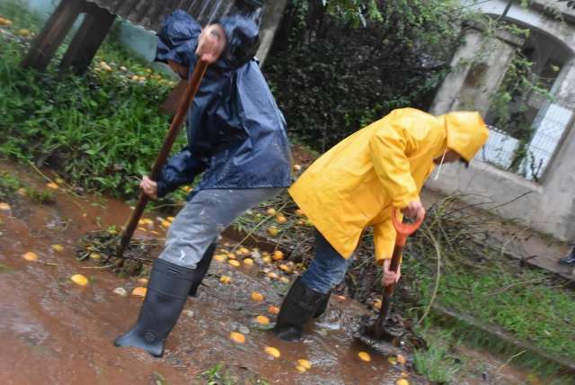 Asistiendo a los vecinos afectados por las lluvias en Santo Tomé